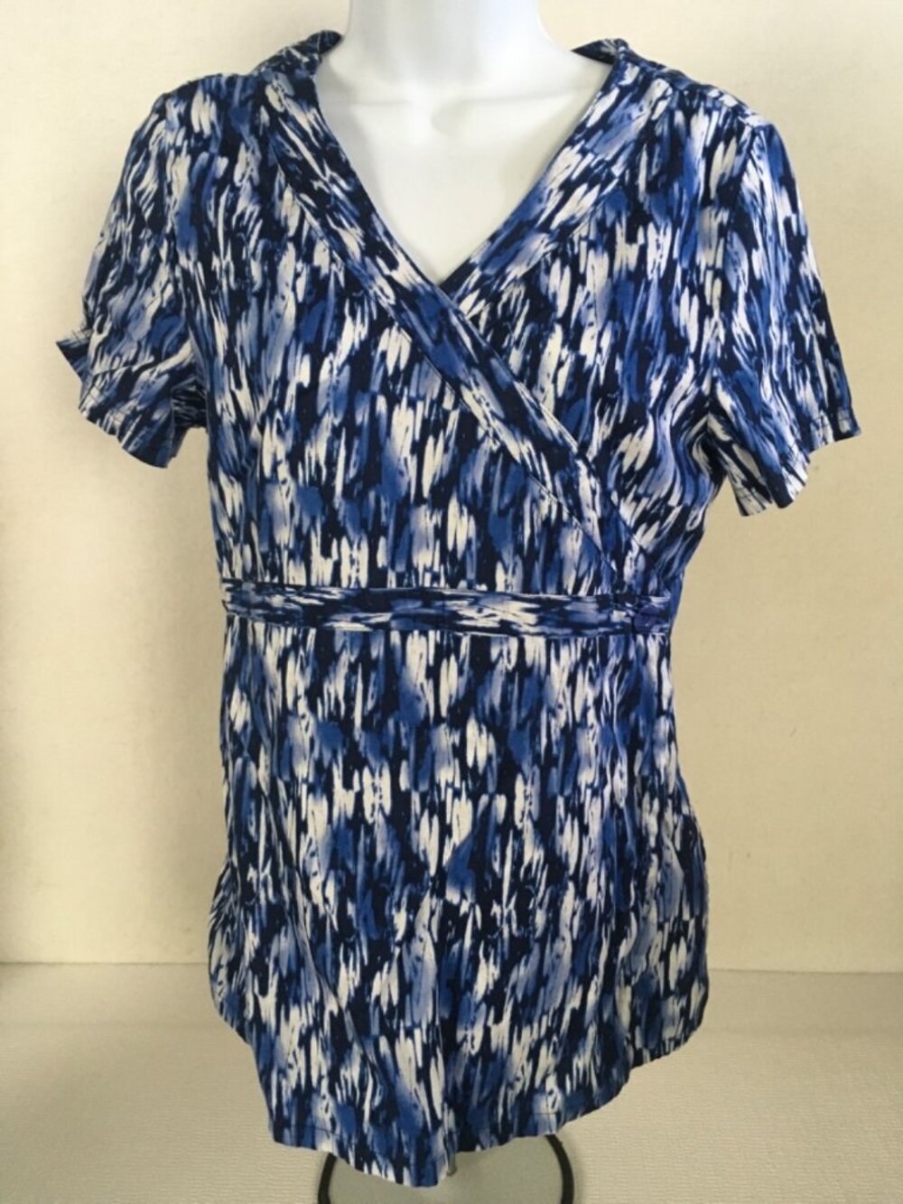 Urbane Scrub Top Size S Blue White V neck Pockets Short Sleeves